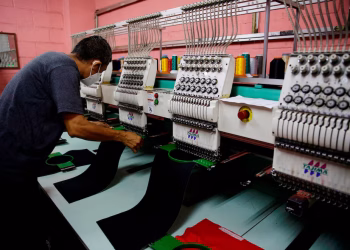 Se agrava la crisis en la industria textil: cayó 33% la producción y 7 de cada 10 máquinas están frenadas