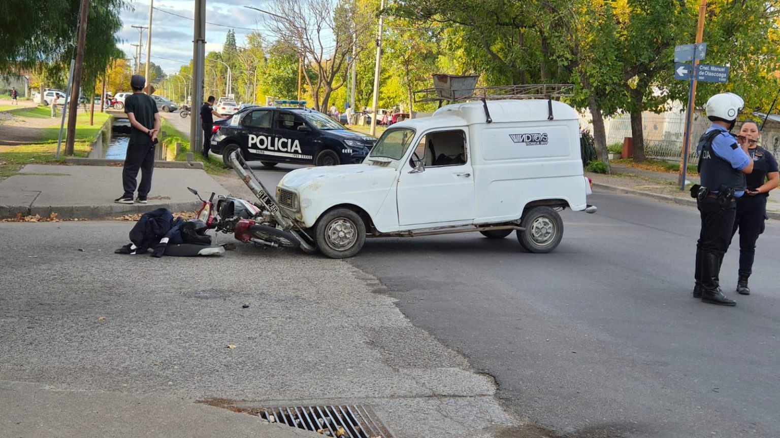 Choque entre un auto y una moto en Tirasso y Olascoaga: un herido ...