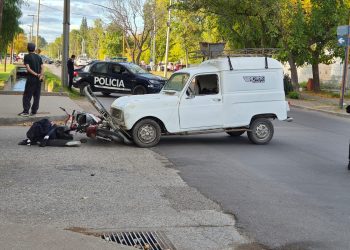 Choque entre un auto y una moto en Tirasso y Olascoaga: un herido