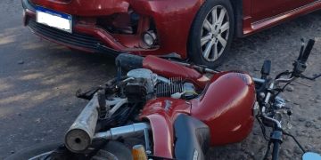 Choque en Alberdi y Chubut: un motociclista lesionado