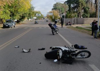 Choque entre dos motos en avenida Balloffet: ambos conductores sufrieron lesiones leves