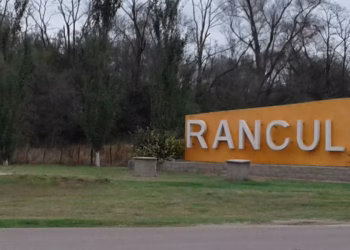 Amenazó a su escuela y hallaron armas en su casa