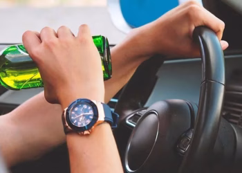 Crearon una IA que puede frenarte el auto si detecta alcohol y se desató un nuevo debate