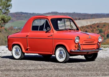 Así era el pequeño auto que llevó el nombre más famoso de las motos a otro territorio