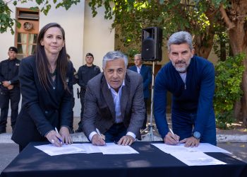 Ulpiano Suarez y Alfredo Cornejo entregaron las primeras pistolas Taser a preventores de la Ciudad