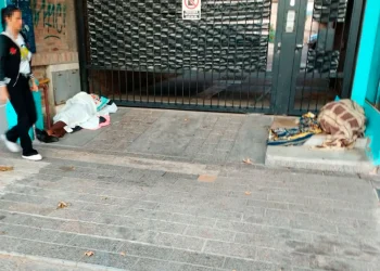 Malestar de vecinos y comerciantes del Hospital Central por las personas que duermen en el ingreso a sus casas