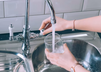 Más de 25 millones de argentinos no acceden a al menos uno de los tres servicios de red básicos