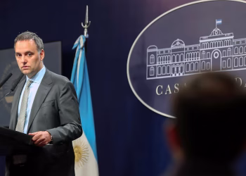 Adorni define hablar y arma defensa judicial