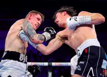 Brutal KO y temor por la salud de un boxeador