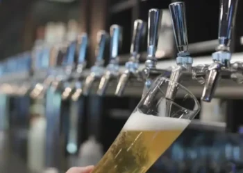 Cerveceros de Mendoza advirtieron una baja del 35% en el consumo y alertaron por cierres y costos “asfixiantes”