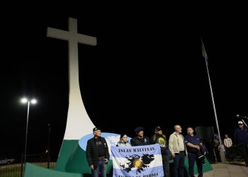 Homenaje a los veteranos y caídos en Malvinas: así vive San Rafael la Vigilia por el 2 de Abril en la rotonda del Cristo