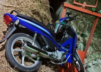 Iba en moto, chocó contra una compuerta y falleció en la acequia