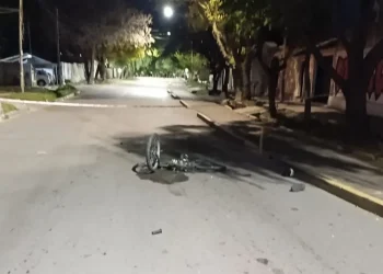 Un joven de 28 años murió en un accidente y el conductor del auto se fugó