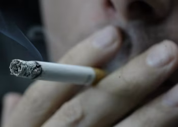 Reino Unido aprueba una controversial ley que prohíbe fumar de por vida a los nacidos a partir de 2009