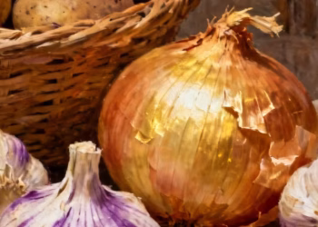 Consejos prácticos: El truco de los cocineros para que las papas, cebollas y ajos duren más en la cocina