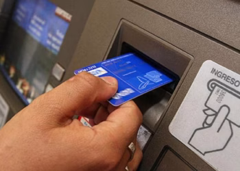 Qué se sabe de la nueva estafa que alerta a los bancos con el uso de las tarjetas en el cajero