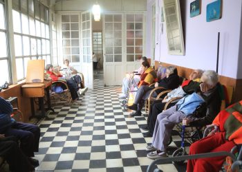 Tejen abrigo solidario: una escuela de San Rafael impulsa una campaña para ayudar al Hogar Las Mercedes