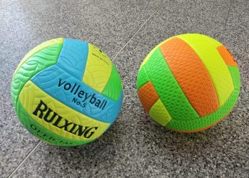 Venden material reciclable para poder comprar elementos deportivos y recreativos para su escuela