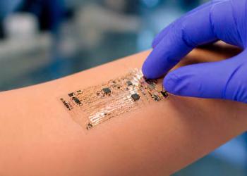 Crearon tatuajes electrónicos que permiten implantar circuitos y chips en la piel
