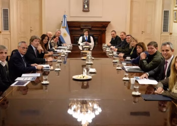 El gobierno les ordenó a los ministros que bajen más el gasto para garantizar el superávit fiscal