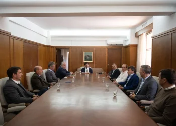 Referentes del gobierno se mostraron con empresarios tras el crítico documento de algunas cámaras