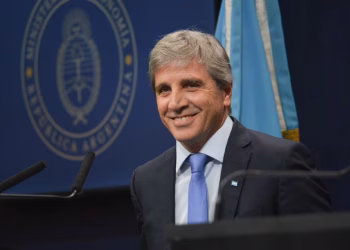 Luis Caputo reconoció que la inflación de marzo puede ser más alta de lo esperado por el aumento de la nafta