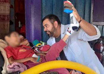 Cambió el aula por los lugares más olvidados: el maestro que educa en condiciones extremas