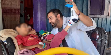 Cambió el aula por los lugares más olvidados: el maestro que educa en condiciones extremas