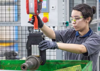 La capacidad instalada de la industria cayó 4 puntos con respecto al año pasado, pero anotó una mejora mensual