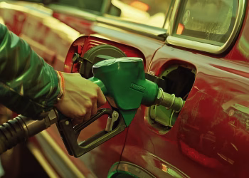Nafta más cara: fuerte caída del poder de compra