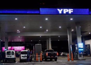 Nafta más cara: fuerte caída del poder de compra