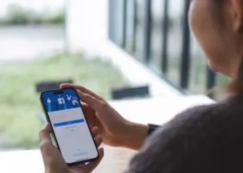 «Cornudo»: una mujer debe pagarle una millonaria suma a su exnovio por insultarlo en redes sociales