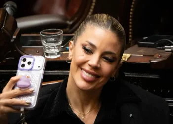 Virginia Gallardo se sacó selfies en plena sesión del Congreso y explotaron las redes