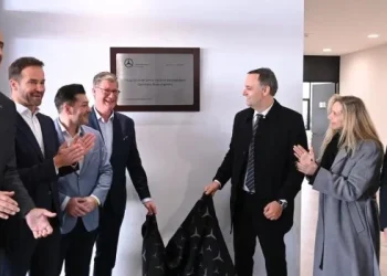 Adorni reapareció en la inauguración de un centro automotriz