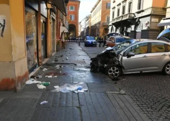 Atentado en Modena: un auto arrolla a peatones; hay 8 heridos, 4 de ellos graves