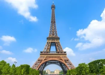 Un tramo de la Torre Eiffel fue subastado por más de medio millón de dólares