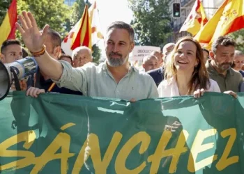 Una multitud reclamó en Madrid la renuncia de Pedro Sánchez