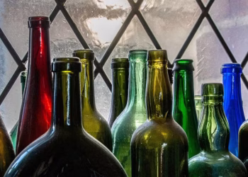Quien tiene botellas de vidrio, conserva un tesoro escondido: cómo aprovecharlas en casa y no tirarlas a la basura