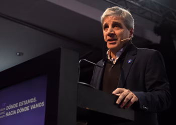 Caputo defendió el rumbo económico y anticipó: “Por primera vez, la economía se va a llevar puesta a la política en el año electoral”