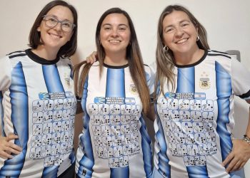 “Los argentinos somos leones”: lanzan una rifa solidaria con camisetas inclusivas de la Selección