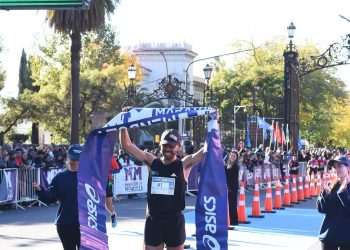 Carlos Becerra en lo más alto de la Maratón Internacional de Mendoza