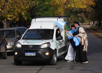 De celeste y blanco: el barrio Unimev se llenó de banderas y escarapelas en la previa del Día de la Patria