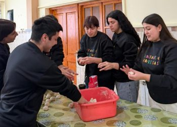 Entre tortas fritas, fútbol y mate: una jornada «Juntando Sonrisas» en el Hogar San Martín de Tours