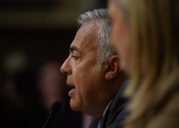 El discurso de Cornejo en la Legislatura defendió la obra pública a diferencia de Milei, pero omitió el impacto de la crisis en las familias según consultor