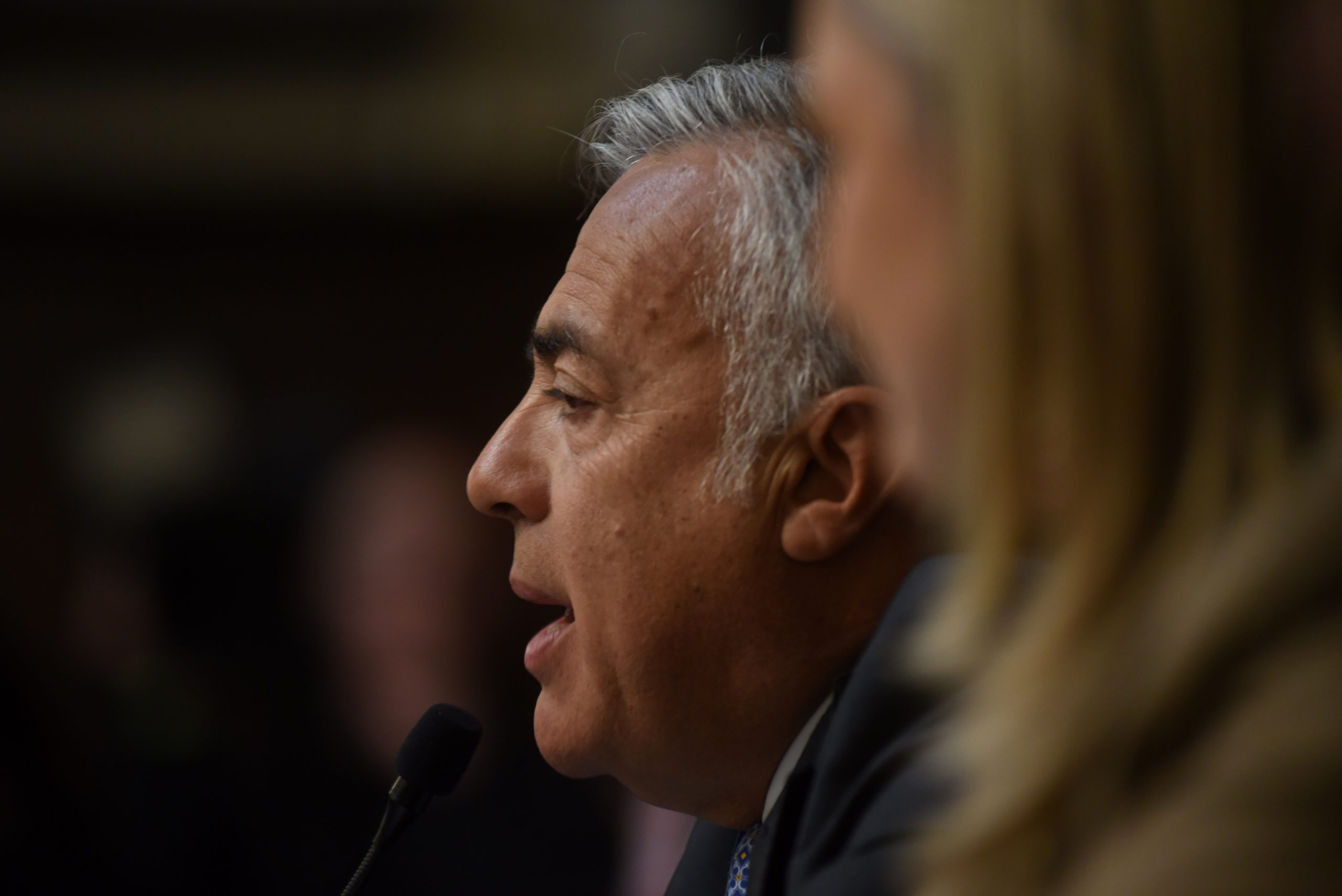 El discurso de Cornejo en la Legislatura defendió la obra pública a diferencia de Milei, pero omitió el impacto de la crisis en las familias según consultor