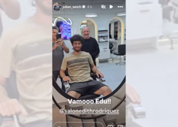 Julián Weich acompañó a su “hijo hippie” a la peluquería y mostró su radical cambio de look