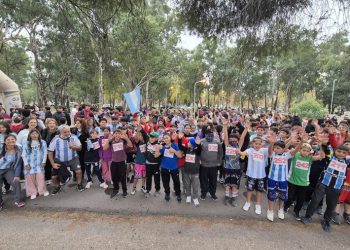 La celeste y blanca me copa: cientos de estudiantes participaron de la Maratón del Colegio La Buena Madre