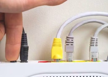 Para qué sirve el botón WPS de tu router: el truco que pocos conocen y podría solucionar un problema común