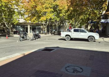 Ahora: tras chocar una moto y una camioneta, el motociclista casi termina dentro del habitáculo de la Toyota