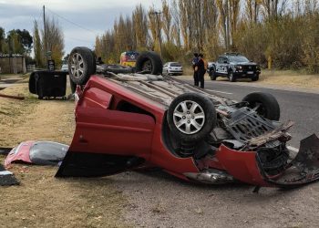 Impactante vuelco en San Rafael: una joven terminó hospitalizada tras perder el control de su auto